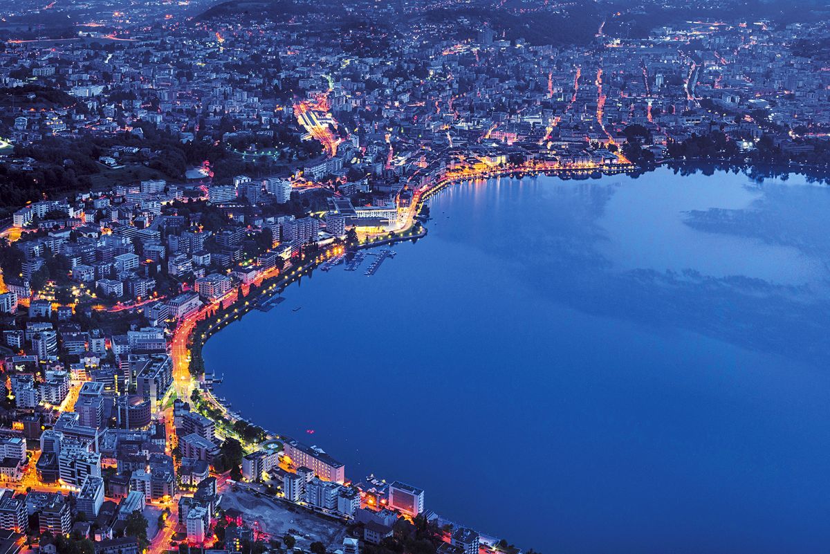 Vista aerea di Lugano e del lago al crepuscolo